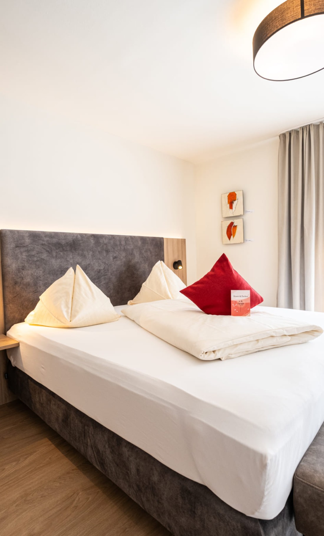 Gem&uuml;tliche Schlafatmosph&auml;re im Doppelzimmer Classic der Rosenvilla Salzburg